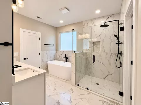Bath - 488 Skyline Dr, Campobello, SC 29322 photo 6 of 8