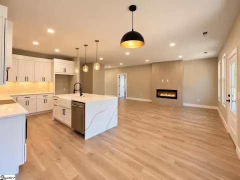 Living - 488 Skyline Dr, Campobello, SC 29322 photo 7 of 8