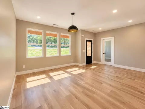 Living - 488 Skyline Dr, Campobello, SC 29322 photo 4 of 8