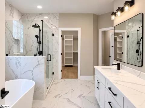 Bath - 488 Skyline Dr, Campobello, SC 29322 photo 4 of 8
