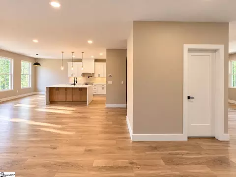 Living - 488 Skyline Dr, Campobello, SC 29322 photo 5 of 8