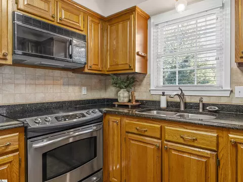 Kitchen - 207 SW Fieldsedge Dr, Moore, SC 29369 photo 2 of 4