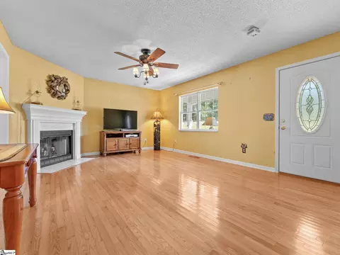 Living - 119 Mockingbird Ln, Easley, SC 29640 photo 2 of 4