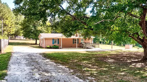 100 Kennel Dr, Gray Court, SC 29645