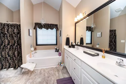 Bath - 341 Archway Dr, Moore, SC 29369 photo 1 of 3