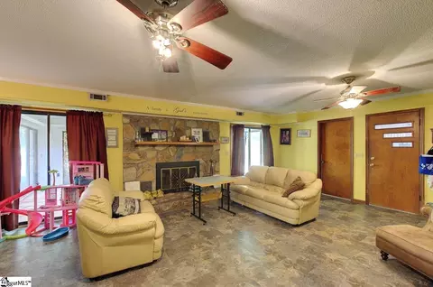 Living - 103 Mcmanis Ln, Pickens, SC 29671 photo 4 of 5