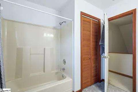 Bath - 302 Hamilton Dr, Easley, SC 29640 photo 3 of 4