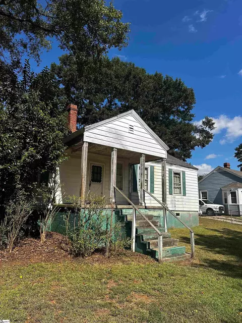10 Center St, Taylors, SC 29687
