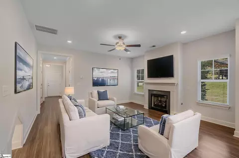 Living - 9 Jaycee Ct, Greenville, SC 29607 photo 3 of 5