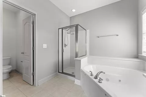 Bath - 14 Barnstable Ct, Greer, SC 29650 photo 3 of 6