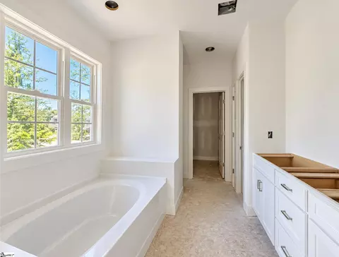 Bath - 924 Falling Waters Ln, Seneca, SC 29672 photo 2 of 2