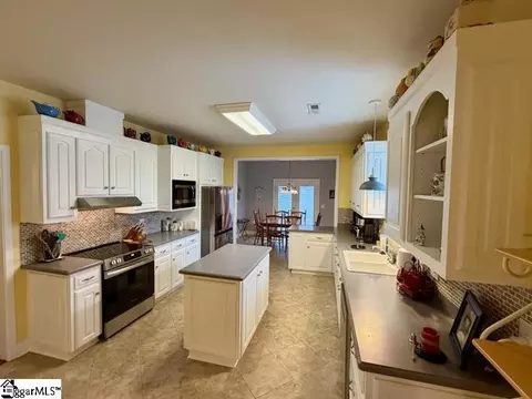 Kitchen - 730 Wilson Ferry Rd, Moore, SC 29369 photo 2 of 2
