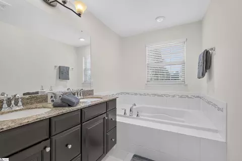 Bath - 105 Middleby Way, Greer, SC 29650 photo 3 of 5