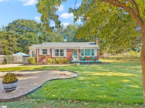 8 Linda Ln, Greenville, SC 29617