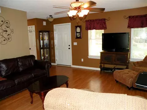 879 Cherry St, Pendleton, SC 29670 photo 2