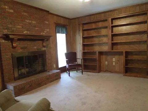 1014 E Queen St, Pendleton, SC 29670 photo 2