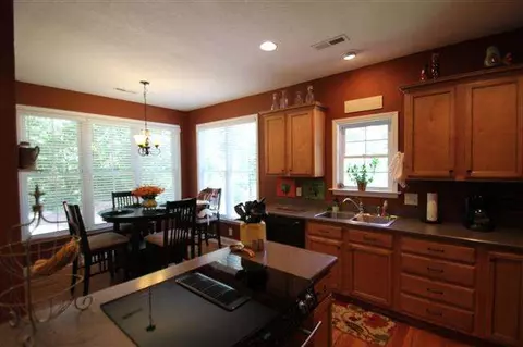 212 Devonhurst Dr, Seneca, SC 29678 photo 9