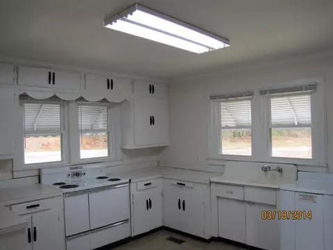 302 Taylor St, Central, SC 29630 photo 3