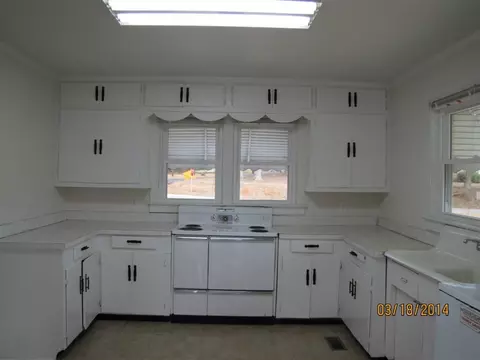 302 Taylor St, Central, SC 29630 photo 2