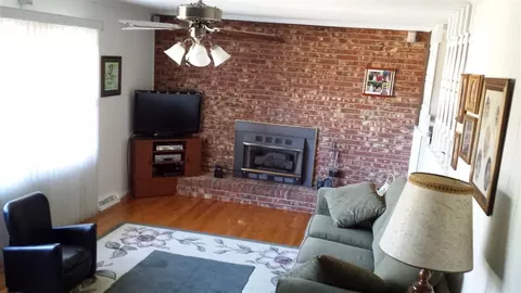 1019 E Queen St, Pendleton, SC 29670 photo 2