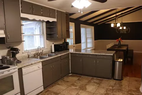 36 Oak Cliff Dr, Toccoa, GA 30577 photo 3
