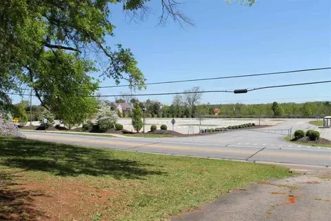 912 S Mechanic St, Pendleton, SC 29670 photo 2