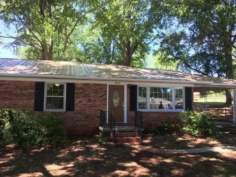 605 Middle Park Dr, Seneca, SC 29672 photo 2