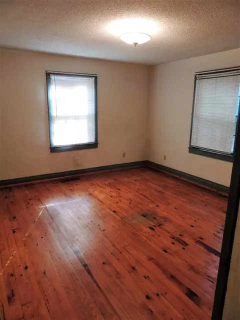 516 E Main St, Pendleton, SC 29670 photo 9