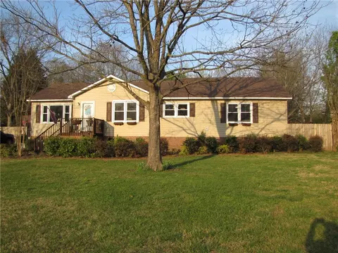 102 Cherokee Rd, Easley, SC 29642 photo 1