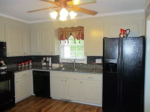403 Robinall Dr, Easley, SC 29642 photo 4