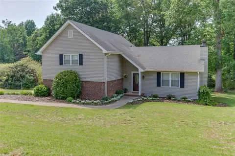 110 Davidson Dr, Easley, SC 29642 photo 2