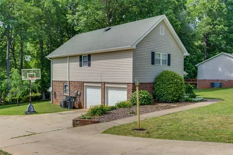 110 Davidson Dr, Easley, SC 29642 photo 4