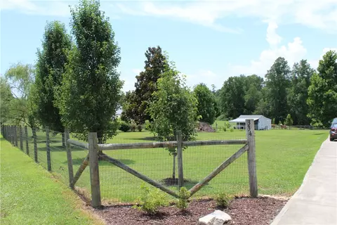 334 Geraldine Dr, Walhalla, SC 29691 photo 3