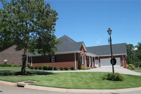 301 Cedar Post Ct, Seneca, SC 29672 photo 4