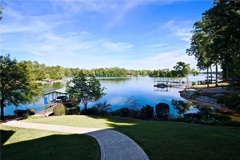 425 E Lakeside Dr, Seneca, SC 29672 photo 2