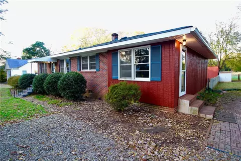 521 E Main St, Pendleton, SC 29670 photo 2