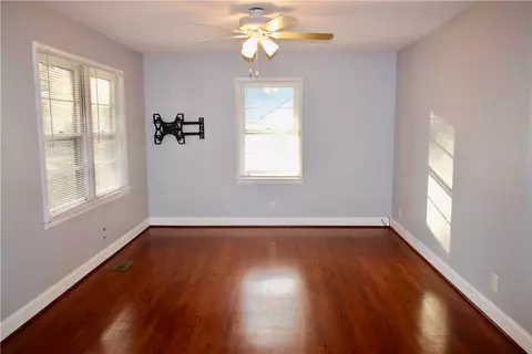 521 E Main St, Pendleton, SC 29670 photo 4