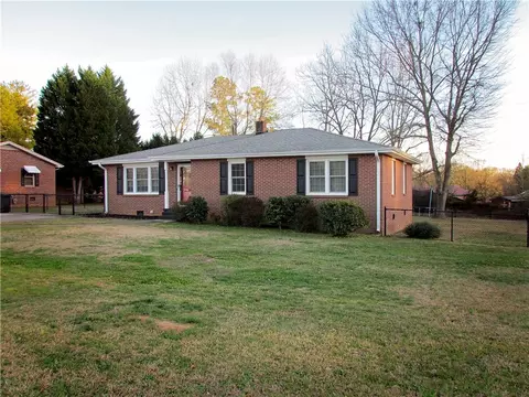 609 W Greer St, Honea Path, SC 29654 photo 2
