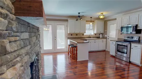 415 Woods St, Central, SC 29630 photo 2