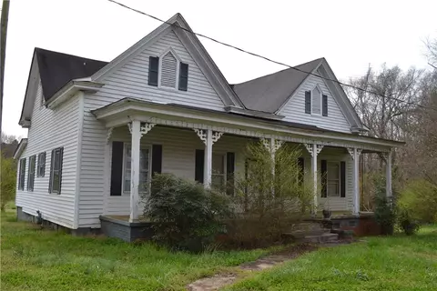 305 E Main St, Lowndesville, SC 29659 photo 8