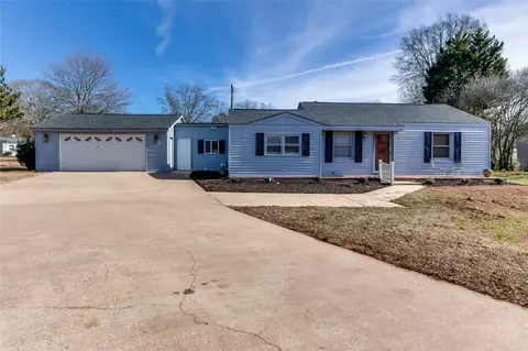 411 S Elm St, Pendleton, SC 29670 photo 2