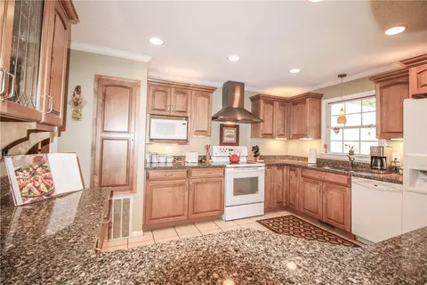 407 E Sunsetstrip Dr, Seneca, SC 29672 photo 9