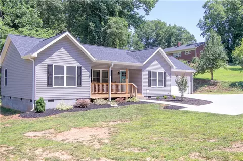 104 N Cedar St, Walhalla, SC 29691 photo 1