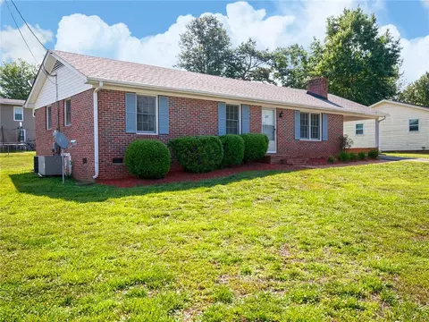 207 Evergreen St, Easley, SC 29642 photo 2