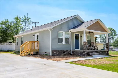 411 N Bulwinkle St, Walhalla, SC 29691 photo 1