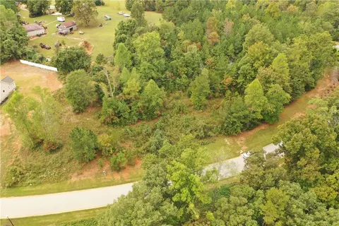302 Stardust Ln, Seneca, SC 29672 photo 2