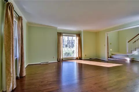 105 E Shefford St, Greer, SC 29650 photo 9