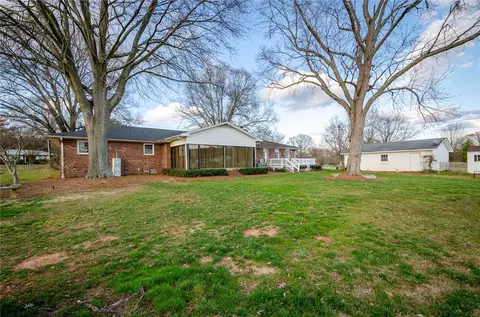 233 Gray Dr, Williamston, SC 29697 photo 2
