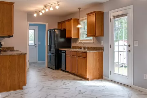 108 E King Rd, Greer, SC 29651 photo 3