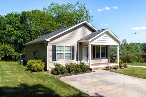 200 Whitten St, Easley, SC 29640 photo 4